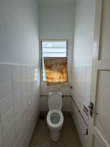 Semi-Detached House for Rent in Island Glades (Jelutong) - Qyan Goh - Bathroom - PropertyGuru.com.my