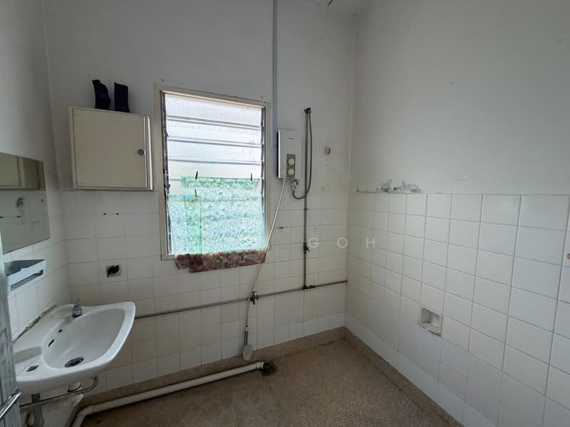 Semi-Detached House for Rent in Island Glades (Jelutong) - Qyan Goh - Bathroom - PropertyGuru.com.my