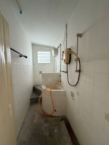 Semi-Detached House for Rent in Island Glades (Jelutong) - Qyan Goh - Bathroom - PropertyGuru.com.my