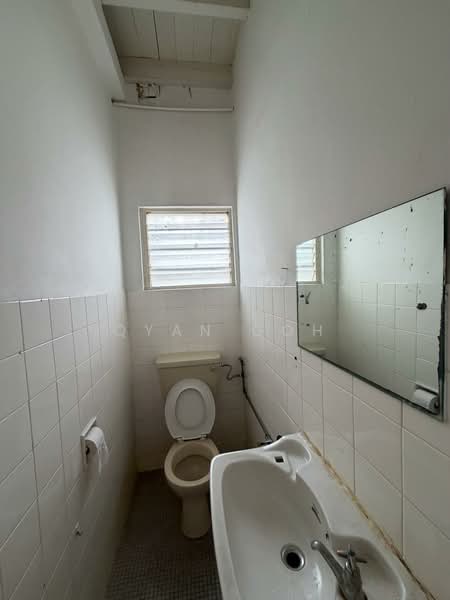 Semi-Detached House for Rent in Island Glades (Jelutong) - Qyan Goh - Bathroom - PropertyGuru.com.my