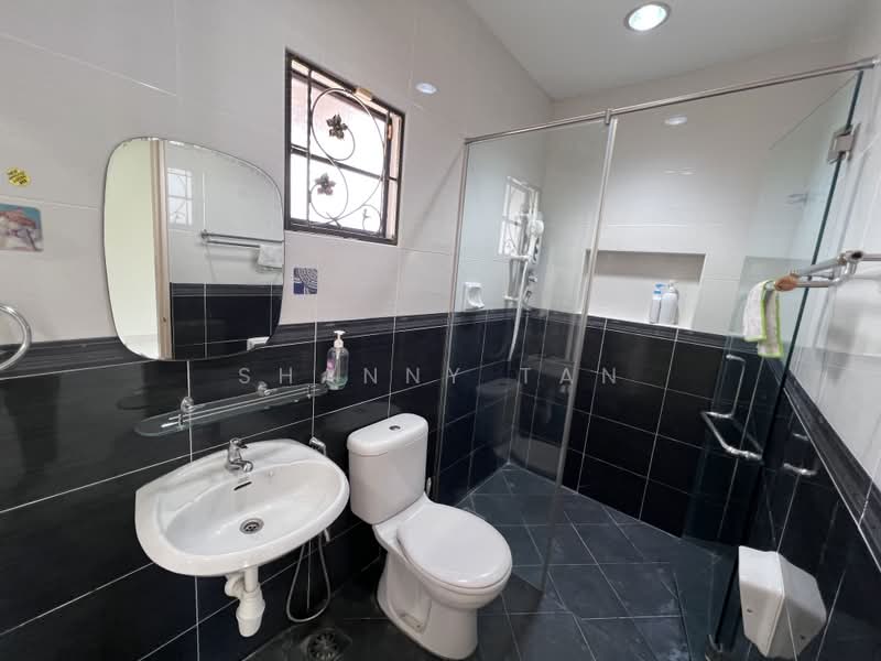 Rumah Berkembar untuk Dijual di Sungai Long (Bandar Sungai Long) - Shanny Tan - Bathroom - PropertyGuru.com.my