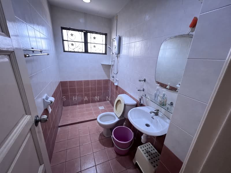 Rumah Berkembar untuk Dijual di Sungai Long (Bandar Sungai Long) - Shanny Tan - Bathroom - PropertyGuru.com.my