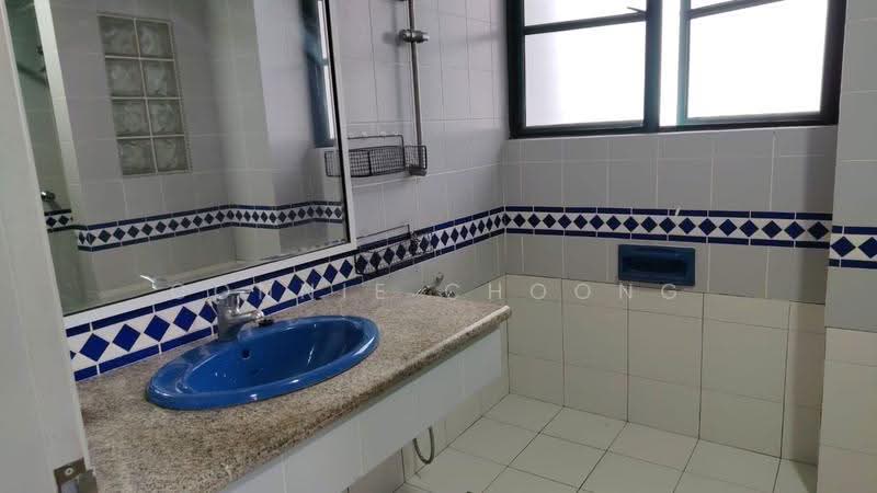 Kondominium untuk Dijual di The Straits View Condominium - Connie Choong - Bathroom - PropertyGuru.com.my