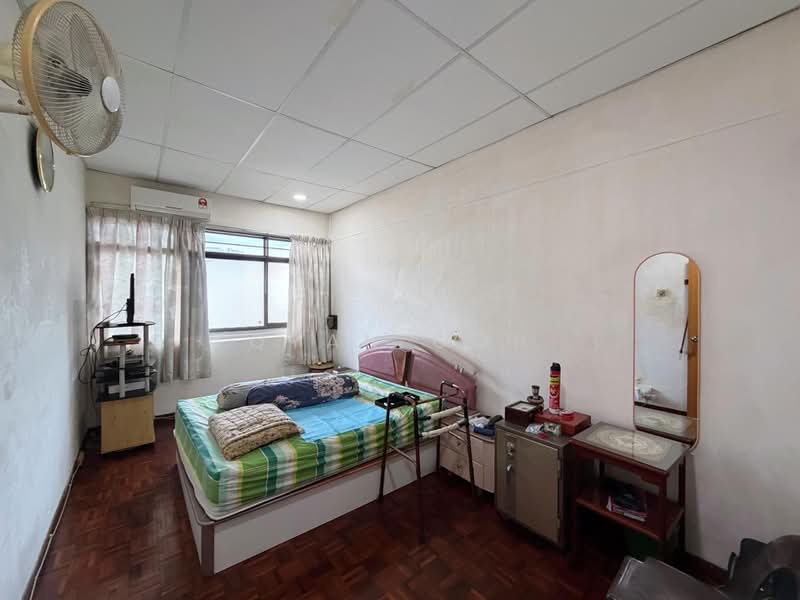 Terraced House for Sale in Island Glades (Jelutong) - Qyan Goh - Bedroom - PropertyGuru.com.my