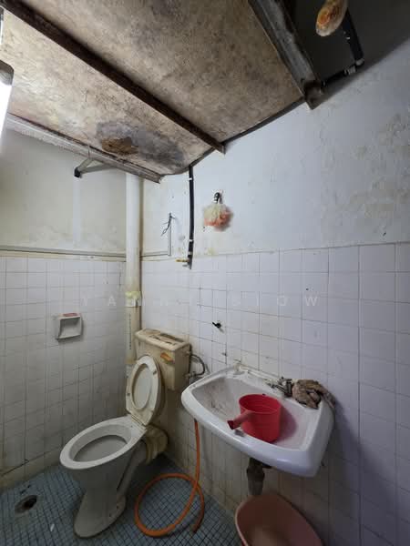 Shop for Sale in Ampang (Kuala Lumpur) - Yanny Siow - Bathroom - PropertyGuru.com.my