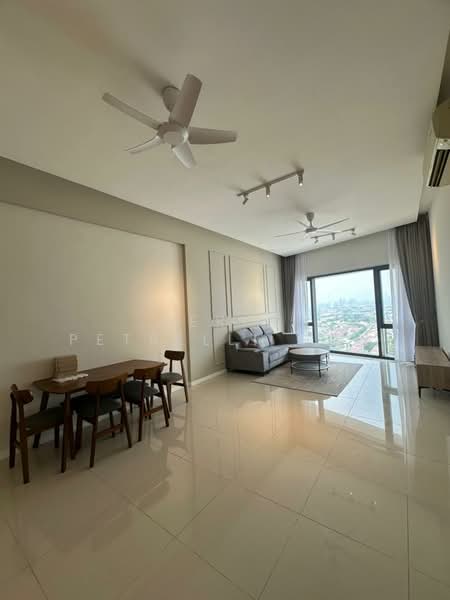 Servis Apartment untuk Dijual di Sapphire Paradigm - Aeric Petrelli Goh - Living Room - PropertyGuru.com.my