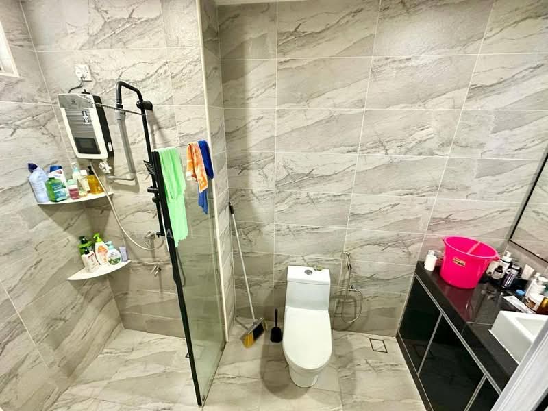 Rumah Berkembar untuk Dijual di Taman Bukit Jaya (Ulu Tiram) - Wallace Ang - Bathroom - PropertyGuru.com.my