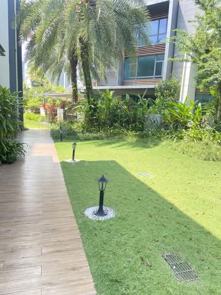 Rumah Banglo untuk Disewa di Forest City (Gelang Patah) - Alex Cheah - Side Garden - PropertyGuru.com.my