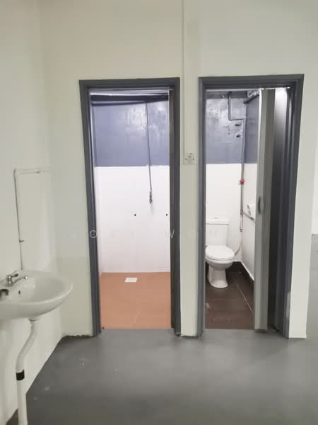 Kedai untuk Disewa di Taman United (Jalan Klang Lama (Old Klang Road)) - Joey Wong - Bathroom - PropertyGuru.com.my