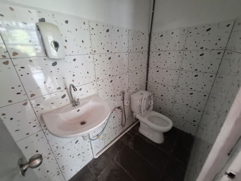 Kedai untuk Disewa di Bandar Puteri Puchong (Puchong) - FC Wong - Bathroom - PropertyGuru.com.my