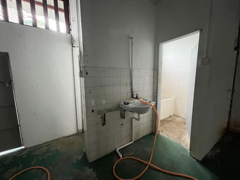 Kedai untuk Disewa di Salak Selatan (Kuala Lumpur) - Joey Wong - Bathroom - PropertyGuru.com.my