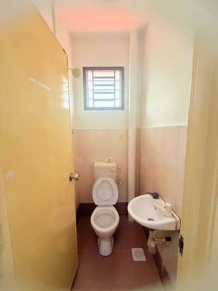 Rumah Teres 2 Tingkat untuk Disewa di Taman Setia Indah (Tebrau) - JOANNE YONG - Bathroom - PropertyGuru.com.my