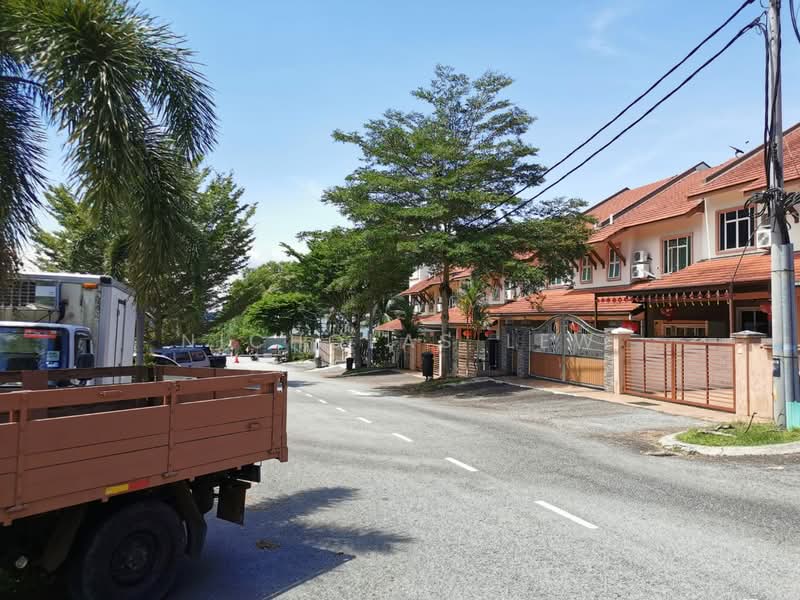 Rumah Teres 2 Tingkat untuk Dijual di Serdang (Seri Kembangan) - Nicholas Lew - Exterior - PropertyGuru.com.my