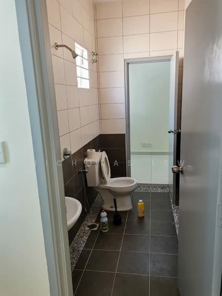 Rumah Teres 2 Tingkat untuk Dijual di Serdang (Seri Kembangan) - Nicholas Lew - Bathroom - PropertyGuru.com.my