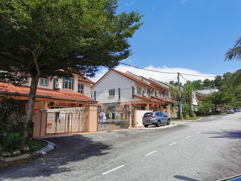 Rumah Teres 2 Tingkat untuk Dijual di Serdang (Seri Kembangan) - Nicholas Lew - Exterior - PropertyGuru.com.my