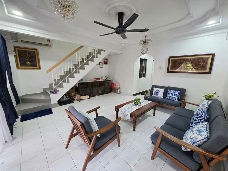 Rumah Teres 2 Tingkat untuk Dijual di TAMAN PUCHONG UTAMA (Puchong) - Ammeer Nadzrai - Living Room - PropertyGuru.com.my