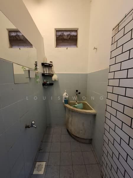 Rumah Teres 1 Tingkat untuk Dijual di Bandar Kinrara Seksyen 1 (Bandar Kinrara) - Louis Wong - Bathroom - PropertyGuru.com.my