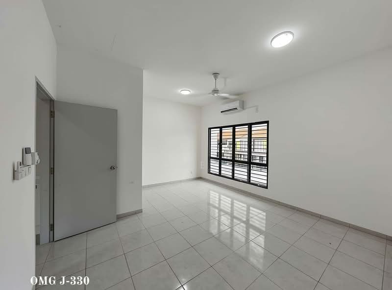 2-storey Terraced House for Sale in Setia Utama (Setia Alam) - Loke . - Living Room - PropertyGuru.com.my