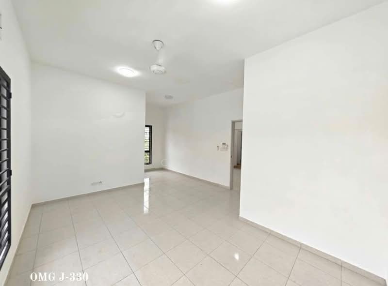 2-storey Terraced House for Sale in Setia Utama (Setia Alam) - Loke . - Living Room - PropertyGuru.com.my