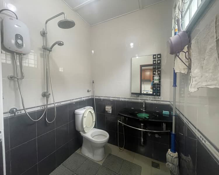 Rumah Teres 2 Tingkat untuk Dijual di Bukit Sekilau (Kuantan) - Kenny Loo - Bathroom - PropertyGuru.com.my