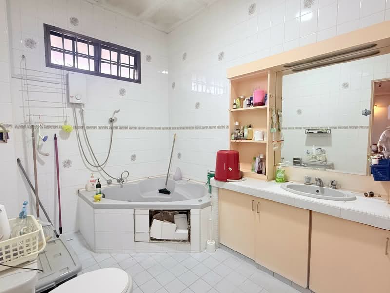 Bungalow for Sale in Taman Perling (Perling) - Tom Chiew - Bathroom - PropertyGuru.com.my
