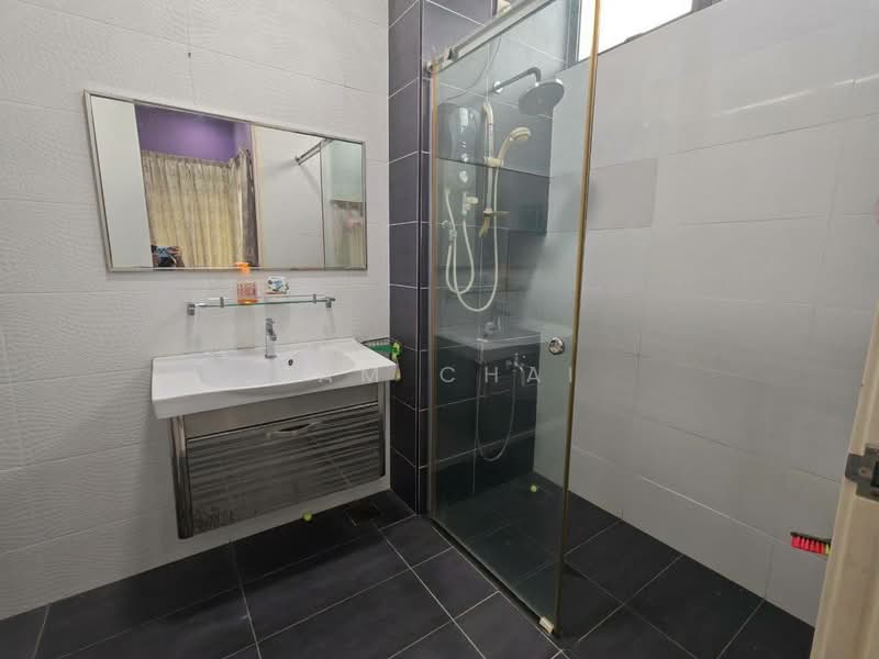 Cluster House for Sale in Setia Tropika (Johor Bahru) - Sam Chai - Bathroom - PropertyGuru.com.my