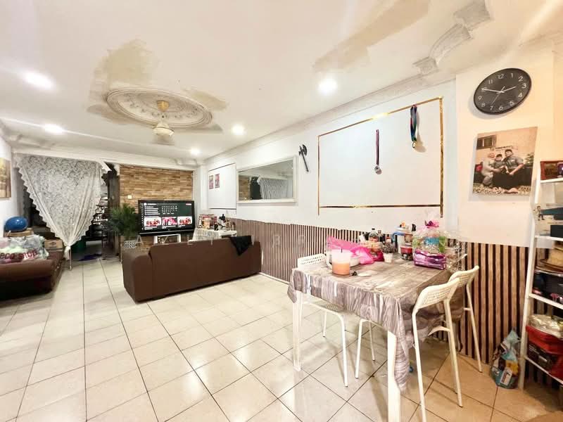 Pangsapuri untuk Dijual di Pangsapuri Anggerik - Azli Ibrahim - Living Room - PropertyGuru.com.my