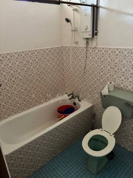 Bungalow for Sale in Kampung Geliga (Cukai) - Aiman Bin Hasnan - Bathroom - PropertyGuru.com.my