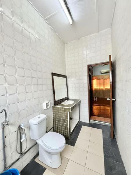 2-storey Terraced House for Sale in Taman Cempaka (Ampang) - Abid Sabarudin - Bathroom - PropertyGuru.com.my