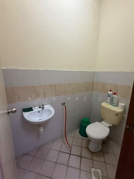 1-storey Terraced House for Sale in Bandar Pulai Jaya (Kulai) - Amir Raziq - Bathroom - PropertyGuru.com.my