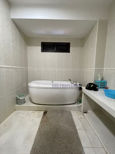 Semi-Detached House for Sale in Taman Pelangi Indah (Ulu Tiram) - Gloson Ten - Bathroom - PropertyGuru.com.my