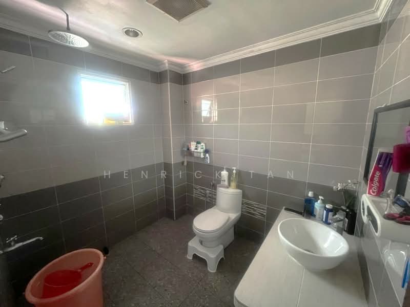 Rumah Teres untuk Dijual di Bandar Kinrara Seksyen 5 (Bandar Kinrara) - Henrick Tan - Bathroom - PropertyGuru.com.my