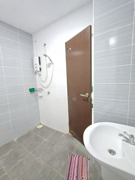 Service Residence for Rent at Sky Oasis Residence (Pangsapuri Oasis 1) - Foo Jun Tao - Bathroom - PropertyGuru.com.my
