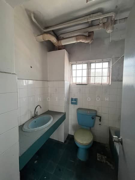 Pangsapuri untuk Dijual di Pangsapuri Seri Gembira - Vincent Goh - Bathroom - PropertyGuru.com.my