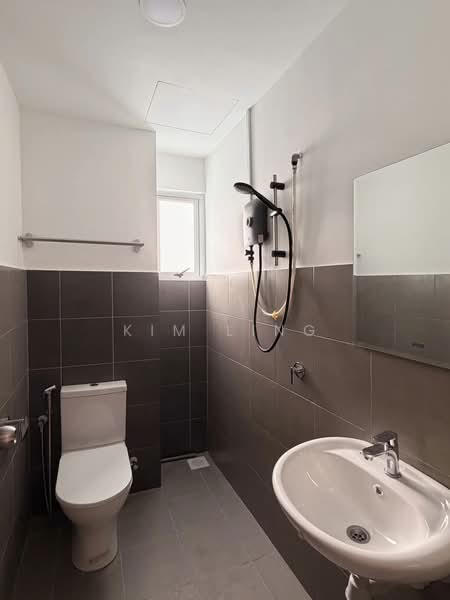 Pangsapuri untuk Disewa di Residensi Akasia Jubilee - Kim Ling - Master Bathroom - PropertyGuru.com.my
