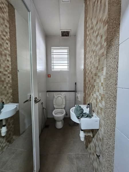 Pejabat untuk Disewa di Bandar Bukit Tinggi 2 (Klang) - Kelly Teo - Bathroom - PropertyGuru.com.my