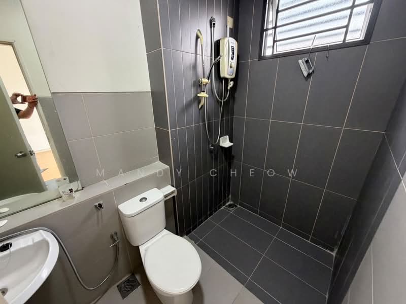 Rumah Teres untuk Disewa di Bandar Country Homes (Rawang) - Mandy Cheow - Bathroom - PropertyGuru.com.my