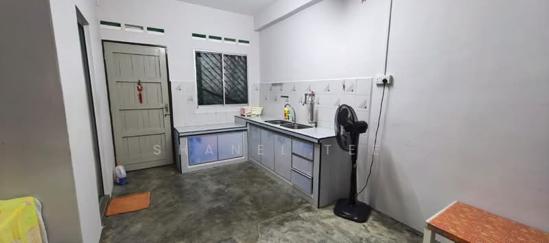 Rumah Teres 2 Tingkat untuk Dijual di Taman Kampung Majid (Kluang) - Shanel Tee - Kitchen - PropertyGuru.com.my