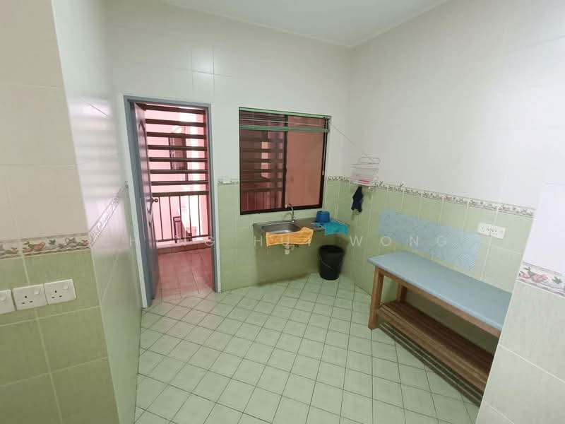 Kondominium untuk Dijual di Marina Court Resort Condominium - Ching Hui Wong - Kitchen - PropertyGuru.com.my