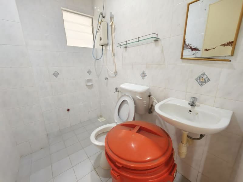 Pangsapuri untuk Dijual di Vista Seri Alam - Alan Lee - Bathroom - PropertyGuru.com.my