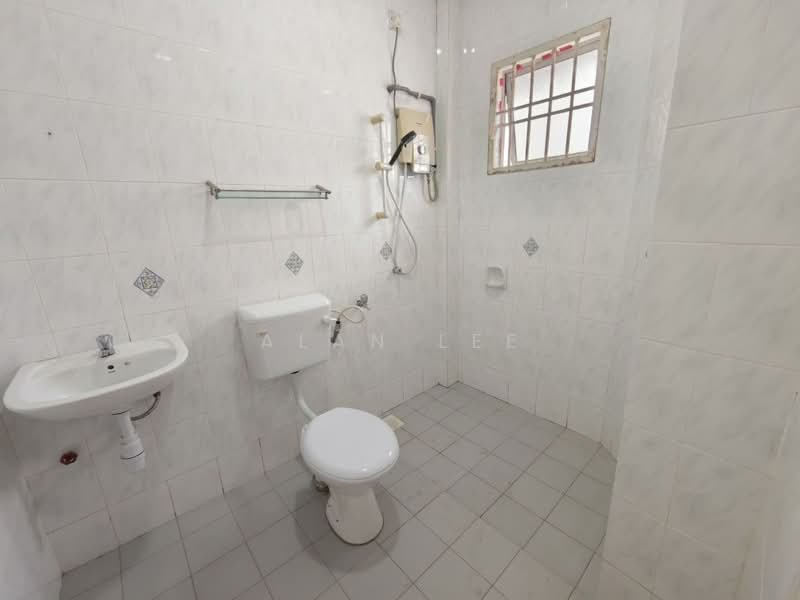 Pangsapuri untuk Dijual di Vista Seri Alam - Alan Lee - Bathroom - PropertyGuru.com.my
