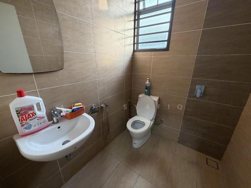Rumah Teres 2-Tingkat untuk Dijual di Kota Seriemas (Nilai) - Ariff Syafiq - Bathroom - PropertyGuru.com.my