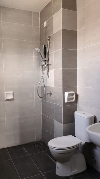Kondominium untuk Dijual di Zeta Deskye (Alam Saujana) - BS Lee - Bathroom - PropertyGuru.com.my