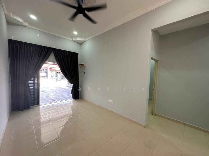 1-storey Terraced House for Rent in Bandar Seri Impian (Kluang) - Shanel Tee - Living Room - PropertyGuru.com.my