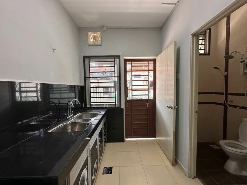 1-storey Terraced House for Rent in Bandar Seri Impian (Kluang) - Shanel Tee - Kitchen - PropertyGuru.com.my