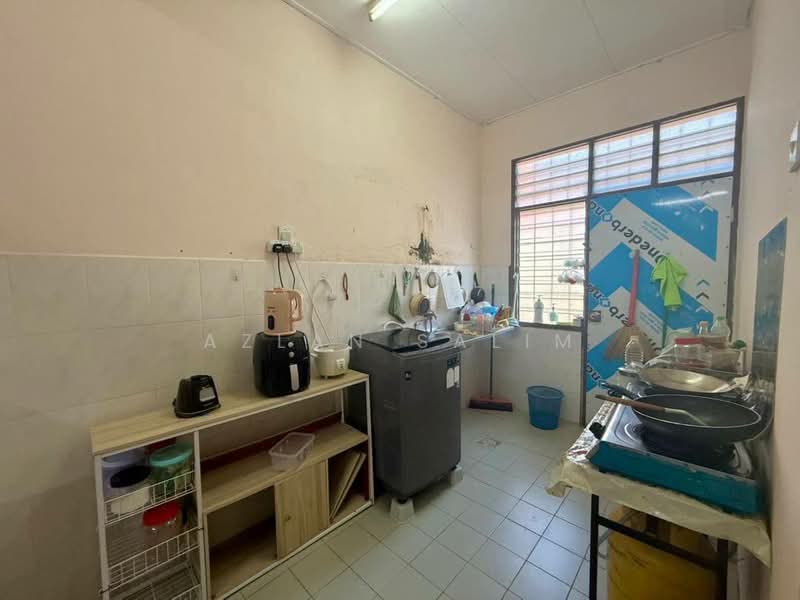 1-storey Terraced House for Sale in Taman Politeknik (Telok Kemang) - Azlan Salim - Kitchen - PropertyGuru.com.my