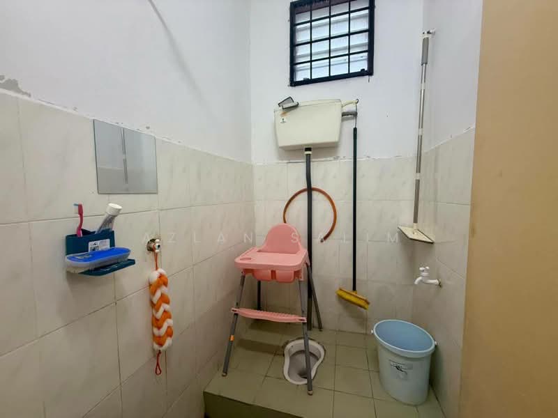 1-storey Terraced House for Sale in Taman Politeknik (Telok Kemang) - Azlan Salim - Bathroom - PropertyGuru.com.my