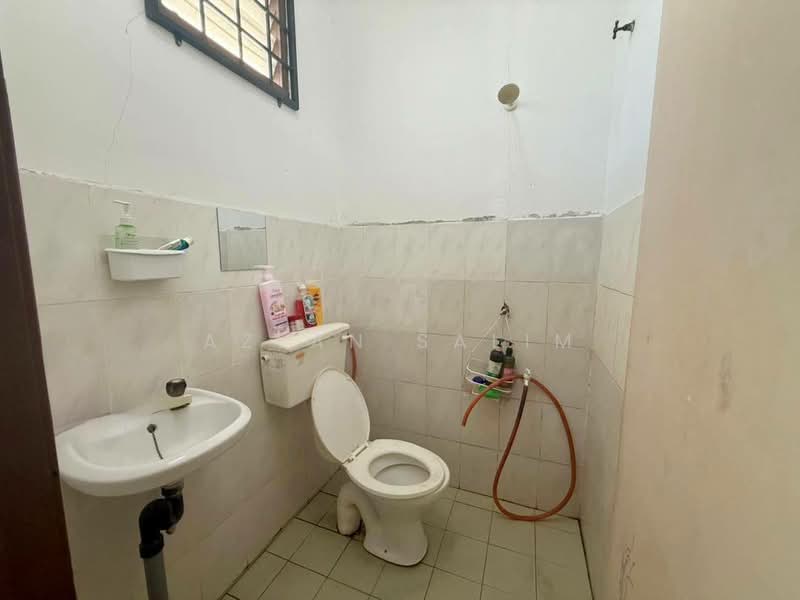 1-storey Terraced House for Sale in Taman Politeknik (Telok Kemang) - Azlan Salim - Bathroom - PropertyGuru.com.my