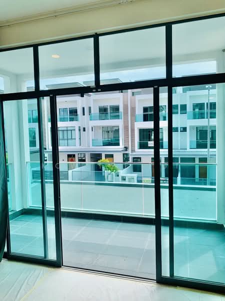 Rumah Teres 2.5 Tingkat untuk Disewa di Taman Nusaputra Timur (Puchong) - Kow Tze Fui - Balcony - PropertyGuru.com.my