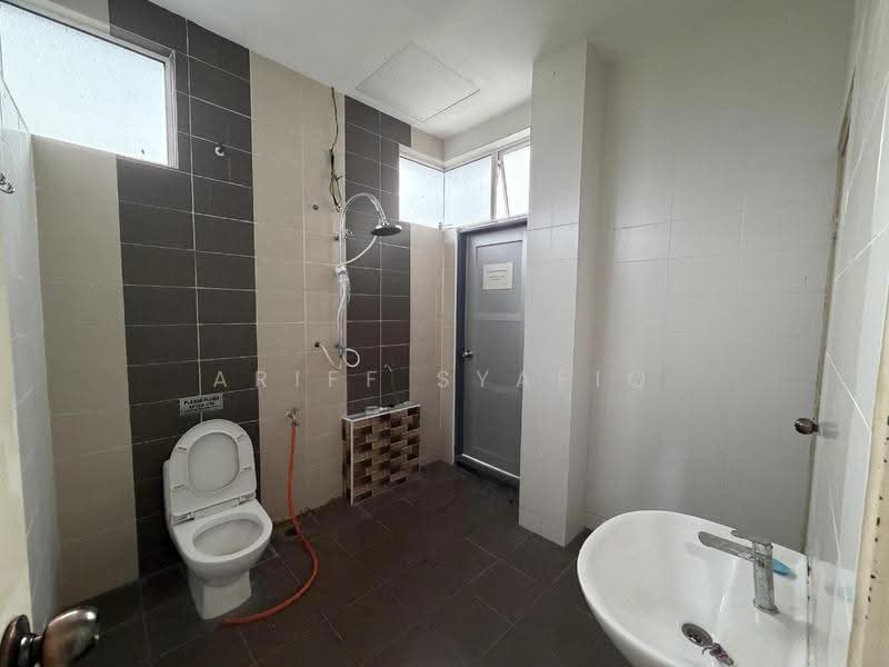 Bungalow House for Sale in Bandar Baru Salak Tinggi (Sepang) - Ariff Syafiq - Bathroom - PropertyGuru.com.my